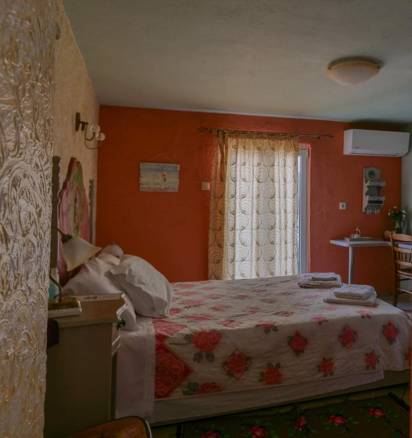 Hotel Η Φωλιτσα Karpenísion Exterior foto